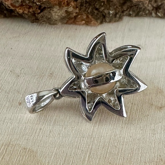 14k WHITE GOLD PEARL AND DIAMOND-FLOWER PENDANTS - Picture 4 of 6